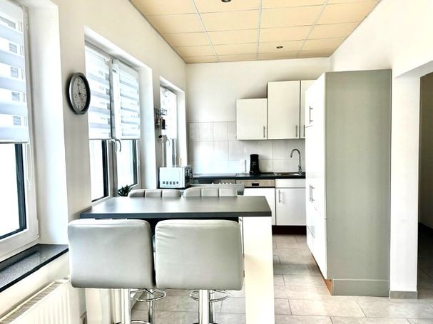Moderne, helle Küche mit Frühstücksbar
