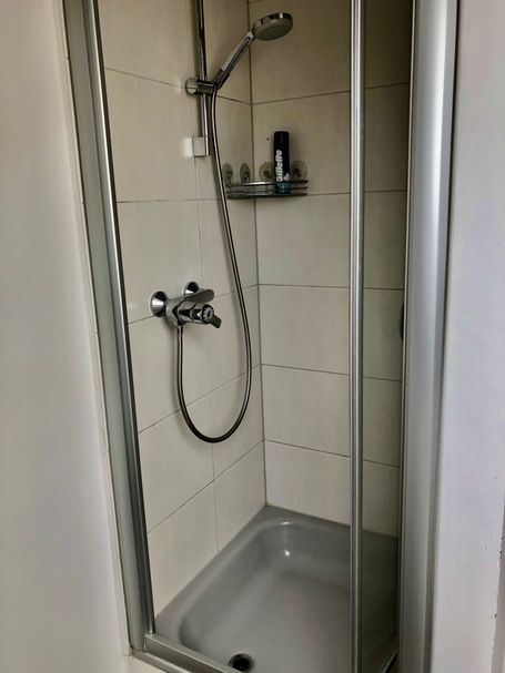 Kompakte Duschkabine mit Glaswänden