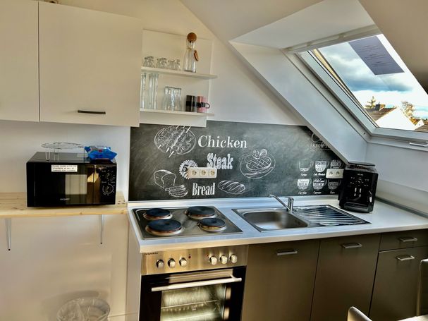Moderne Dachgeschoss-Küche mit Charme