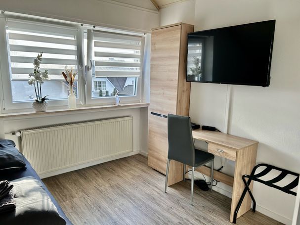 Heller Arbeitsbereich mit modernem Design