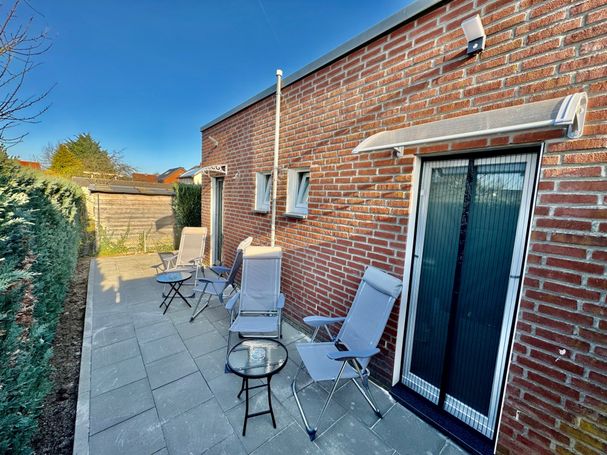 Sonnige Terrasse mit gemütlicher Sitzgelegenheit